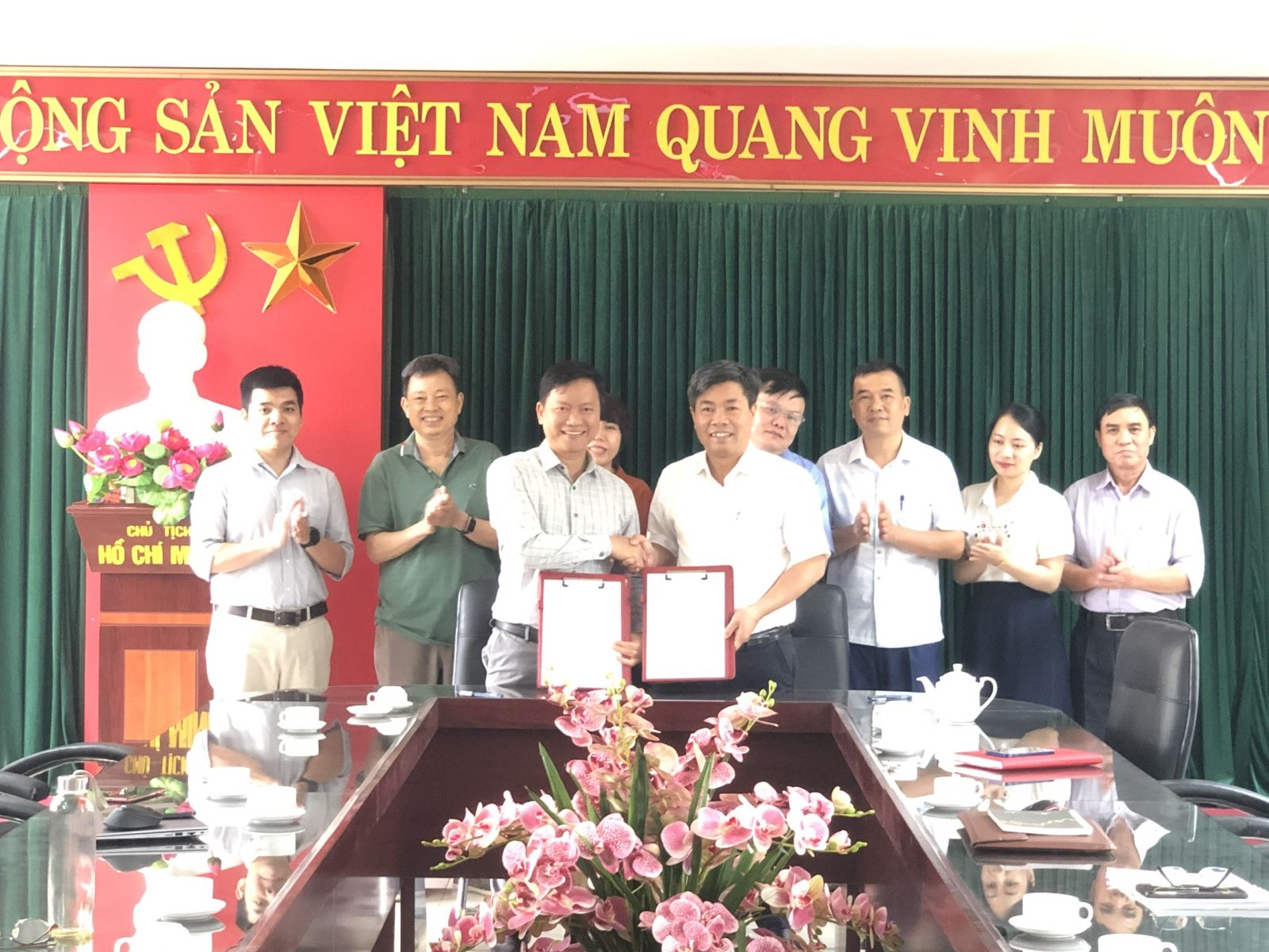 Thảo luận hợp tác giữa Trung tâm Dịch vụ và Đổi mới công nghệ - Ban Quản lý Khu Công nghệ cao Hòa Lạc và Trường Đại học